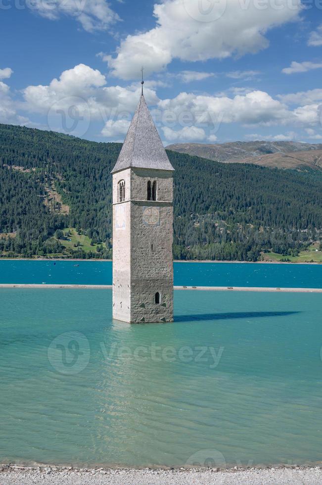 famosa iglesia hundida en el lago resia o reschensee val venosta italia foto