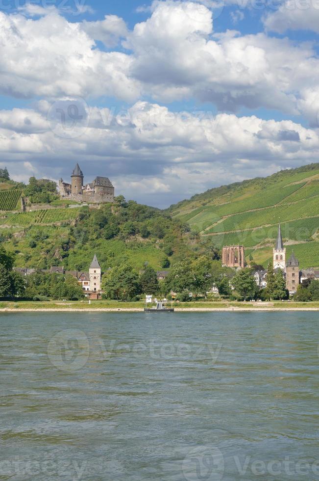 Famoso pueblo vinícola de bacharach, río Rin, Alemania foto