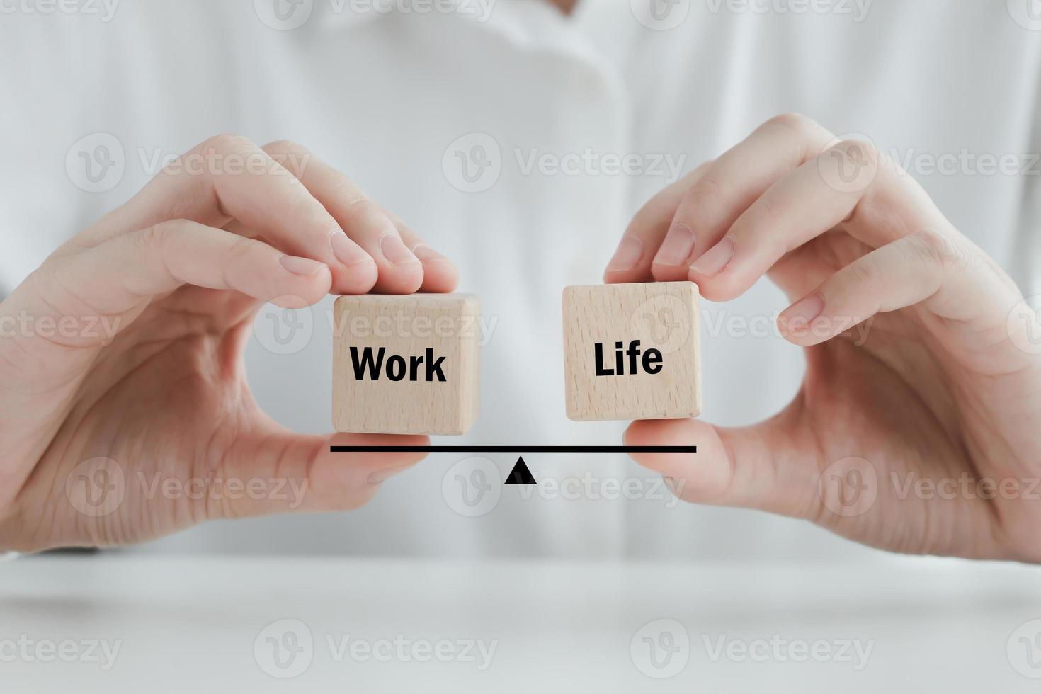 equilibrio de vida laboral en bloque de madera. gestionar y priorizar las demandas de la carrera y las demandas de la vida personal. foto