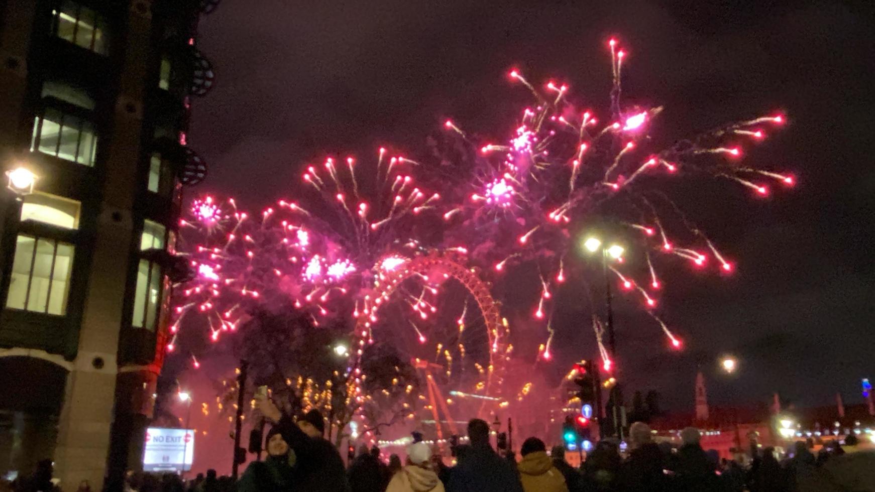 una vista de los fuegos artificiales de nochevieja en londres foto