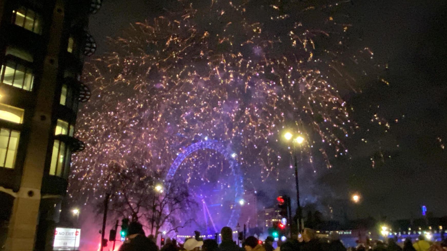 una vista de los fuegos artificiales de nochevieja en londres foto