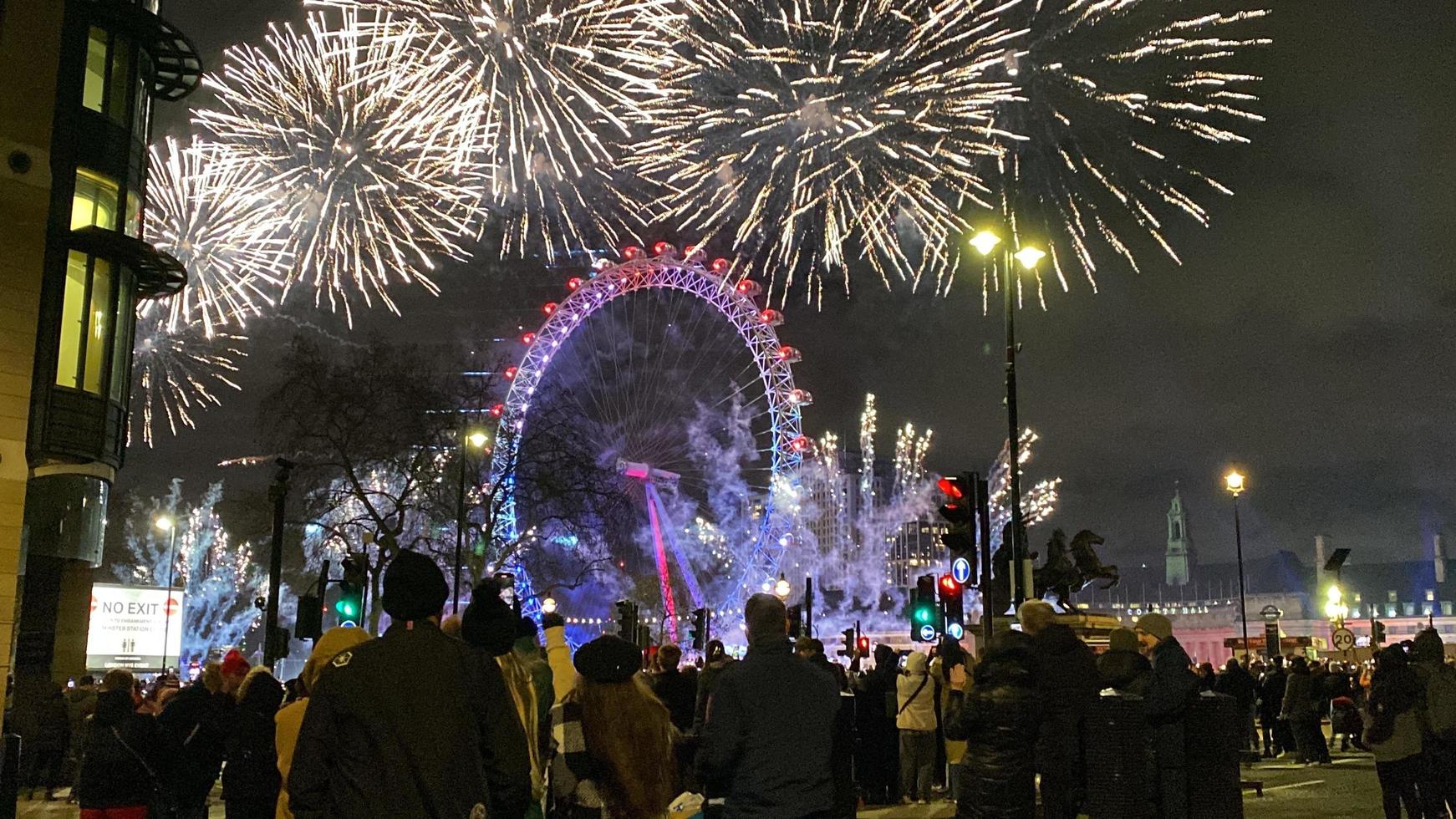 una vista de los fuegos artificiales de nochevieja en londres foto