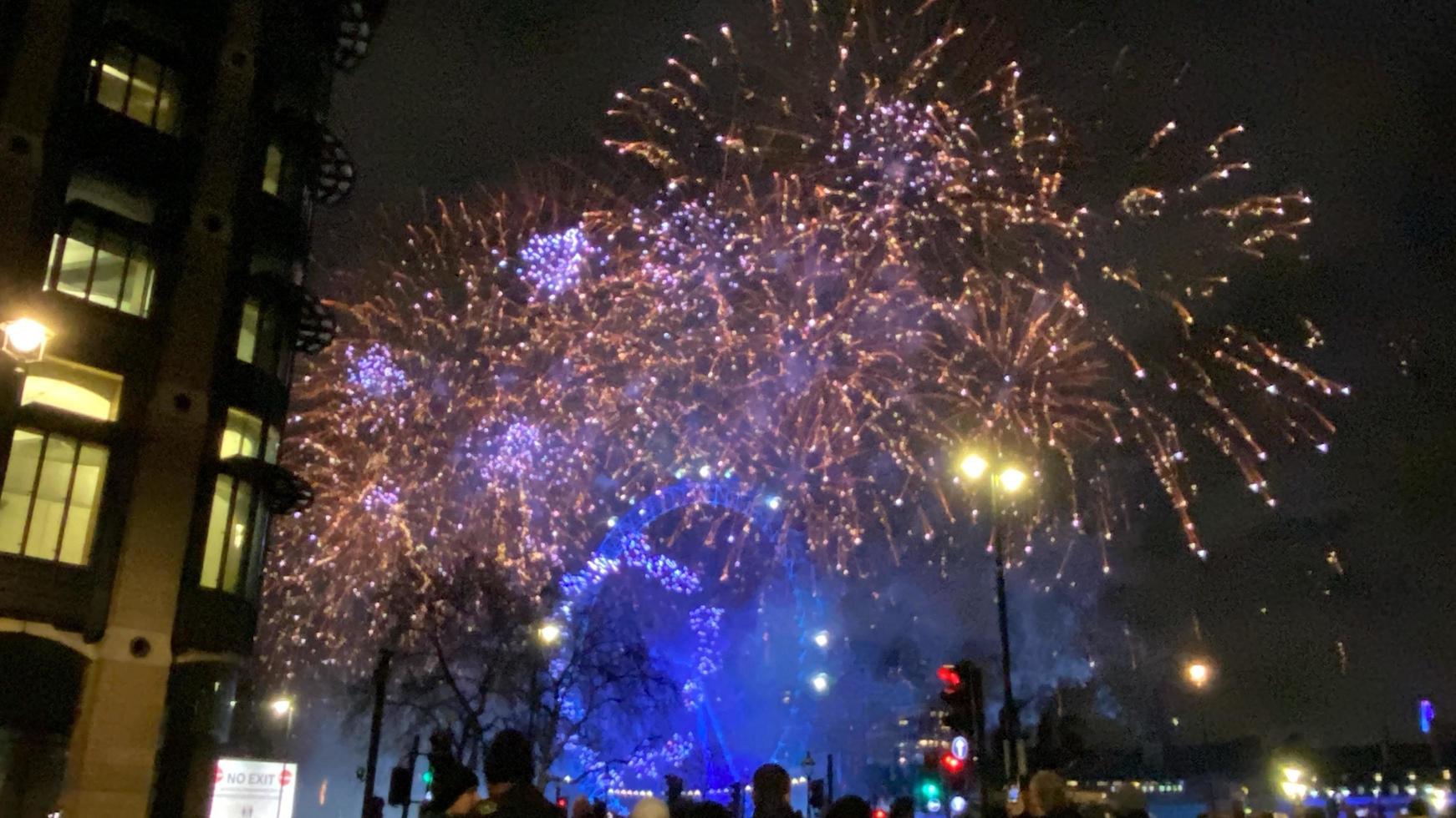 una vista de los fuegos artificiales de nochevieja en londres foto