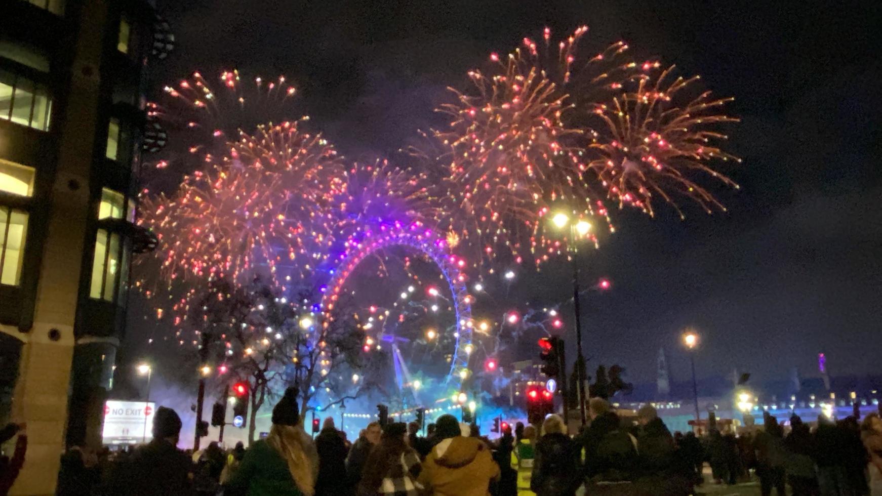 una vista de los fuegos artificiales de nochevieja en londres foto