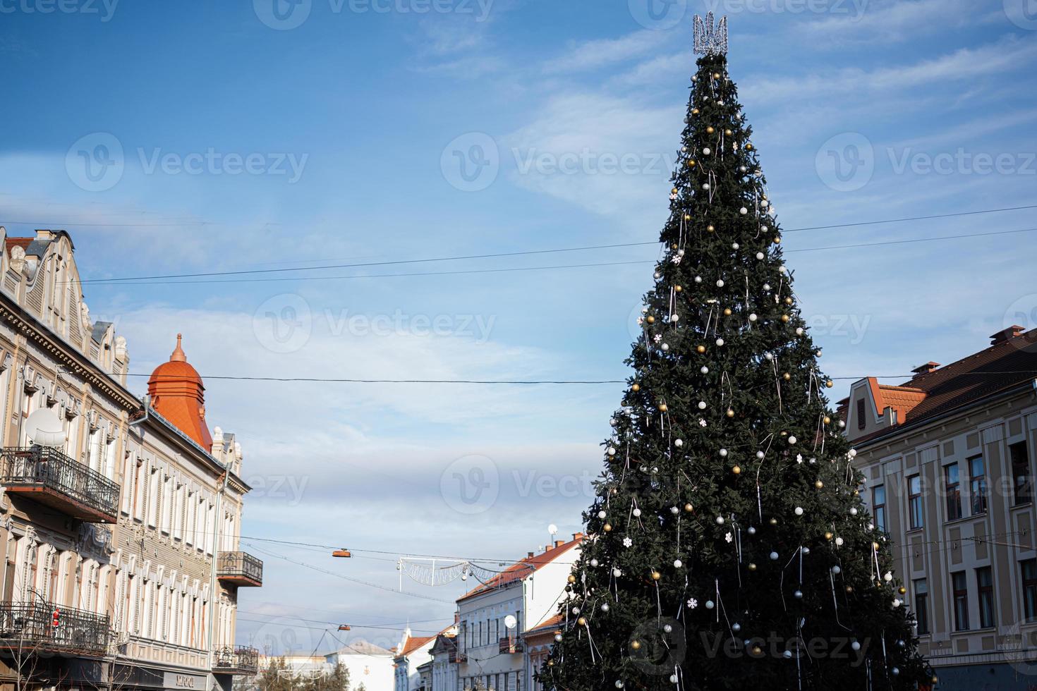 árbol de navidad en la plaza principal de la ciudad de uzhgorod, ucrania. foto