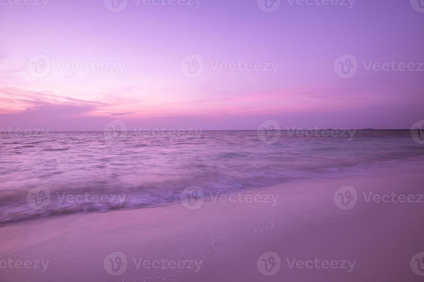 colorido amanecer puesta de sol sobre el mar las olas del océano. larga exposición al mar y al cielo, concepto inspirador de la naturaleza. hermoso paisaje marino, tranquilidad y diseño zen con espacio de copia foto