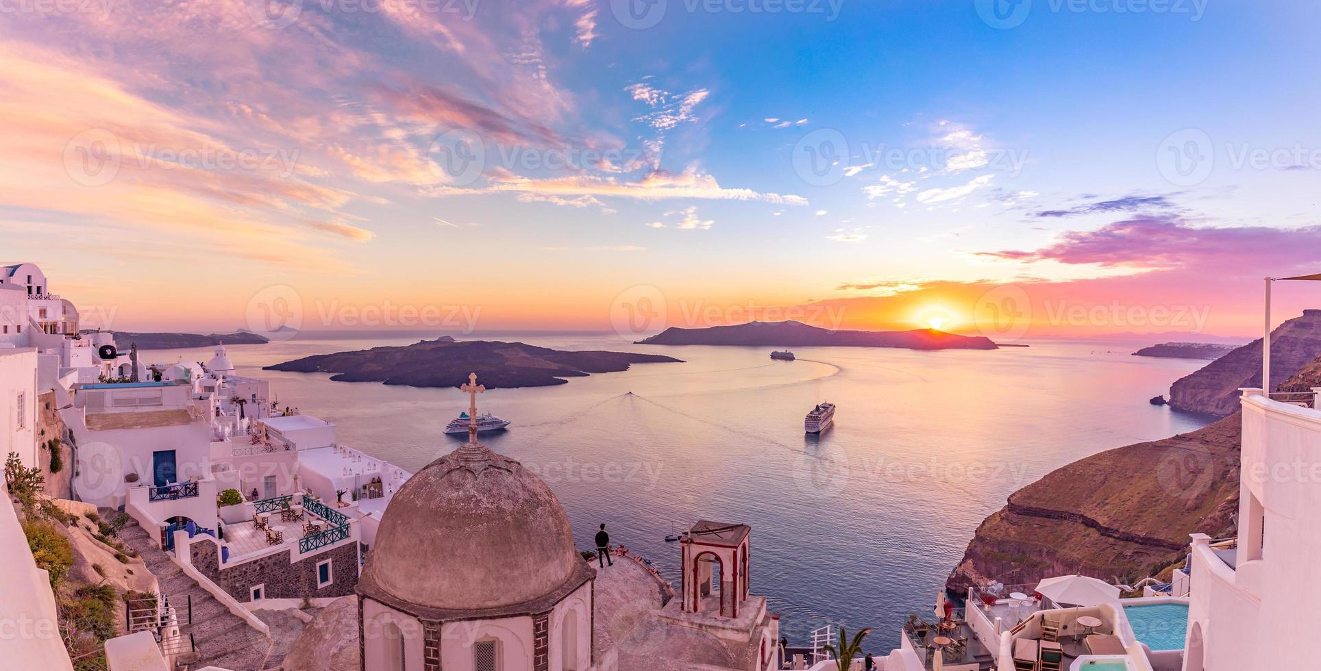 isla romántica de santorini durante la puesta de sol, grecia, europa. maravilloso paisaje de puesta de sol, increíble cielo colorido dramático, belleza natural pacífica. foto