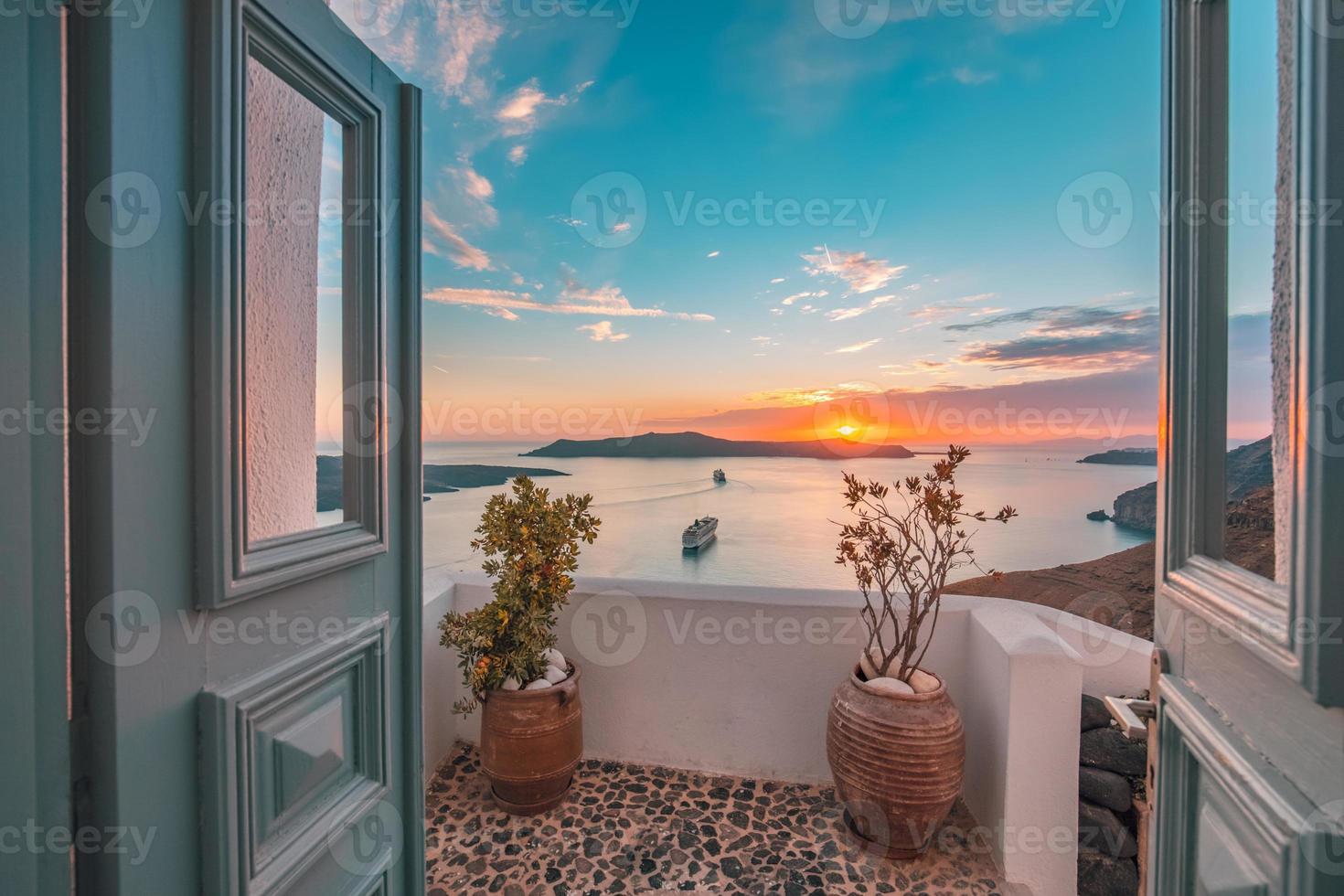 increíble vista nocturna de fira, caldera, volcán de santorini, grecia con cruceros al atardecer. cielo nublado dramático. paisaje de vacaciones de verano tranquilo e inspirador, hermosa vista al mar foto