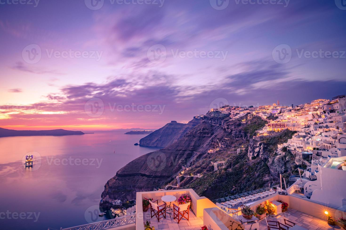 isla romántica de santorini durante la puesta de sol, grecia, europa. maravilloso paisaje de puesta de sol, increíble cielo colorido dramático, belleza natural pacífica. foto