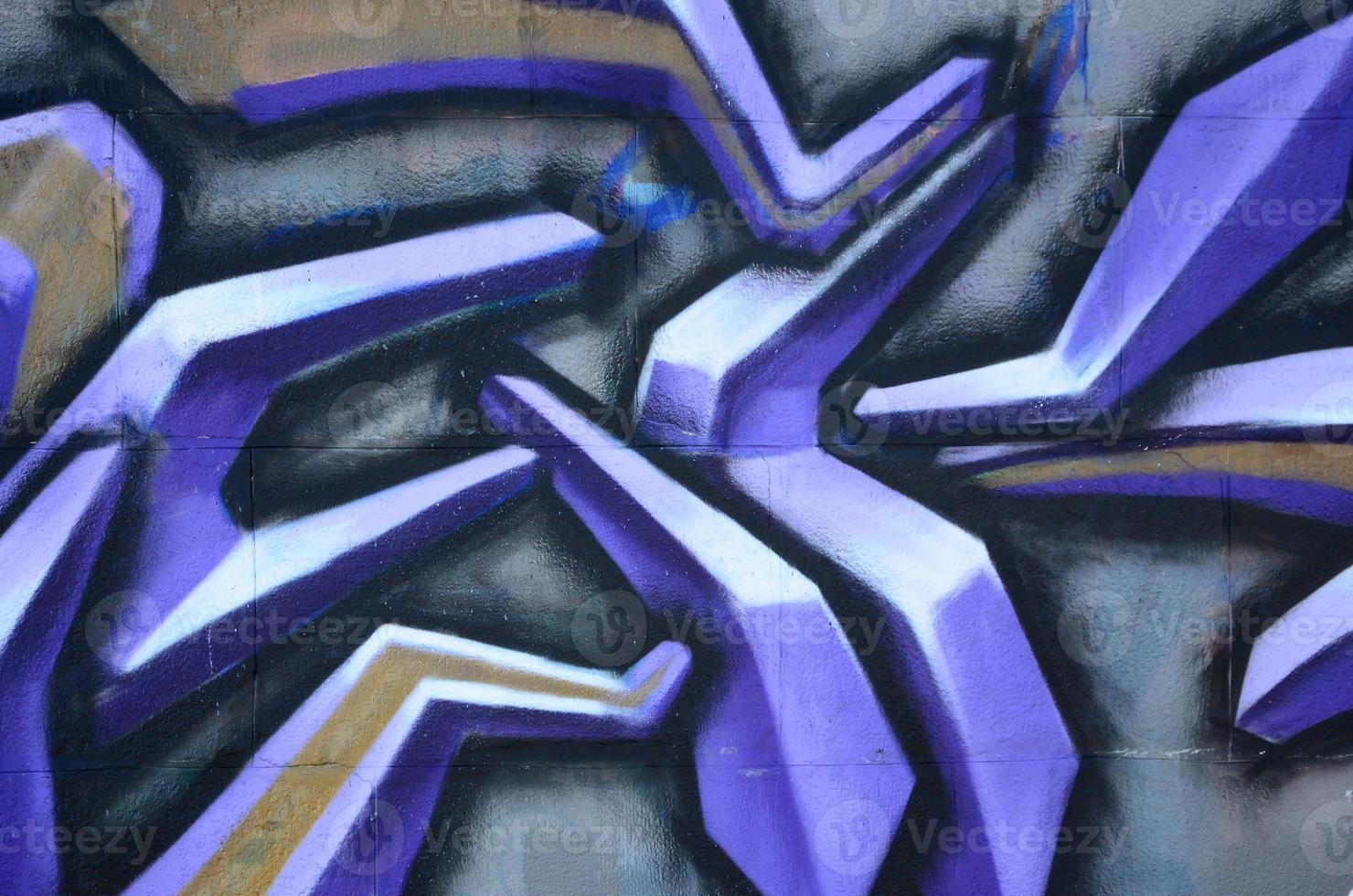 fragmento de dibujos de graffiti. la antigua muralla decorada con manchas de pintura al estilo de la cultura del arte callejero. textura de fondo coloreada en tonos morados foto