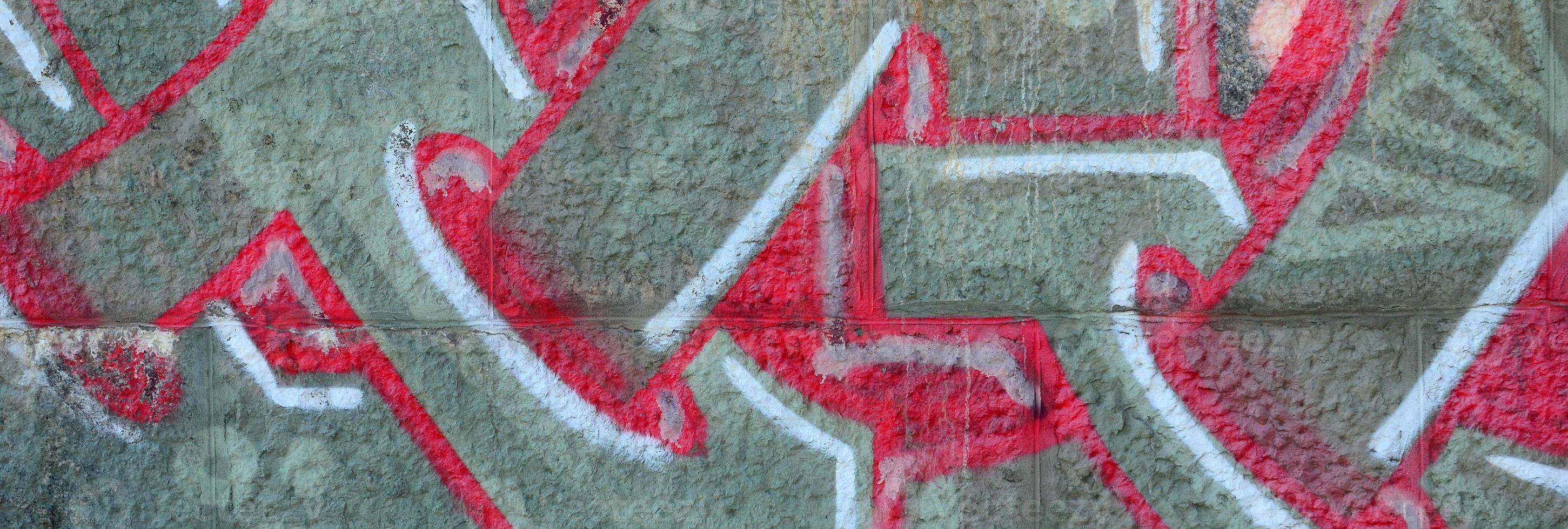 fragmento de dibujos de graffiti. la antigua muralla decorada con manchas de pintura al estilo de la cultura del arte callejero. textura de fondo coloreada en tonos cálidos foto