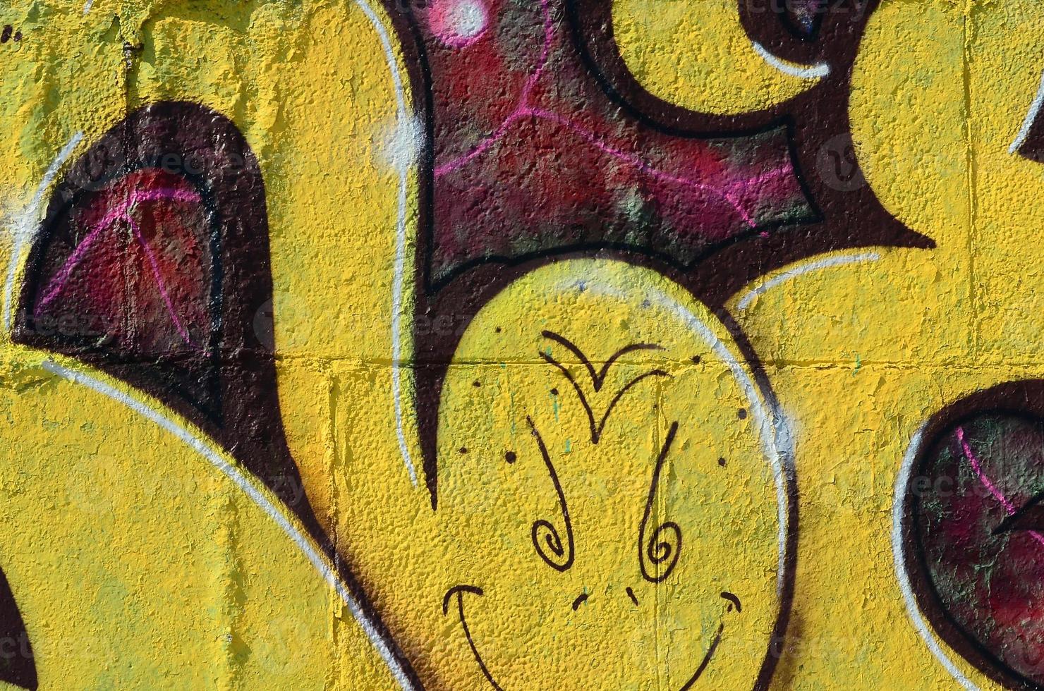 fragmento de dibujos de graffiti. la antigua muralla decorada con manchas de pintura al estilo de la cultura del arte callejero. textura de fondo coloreada en tonos cálidos foto