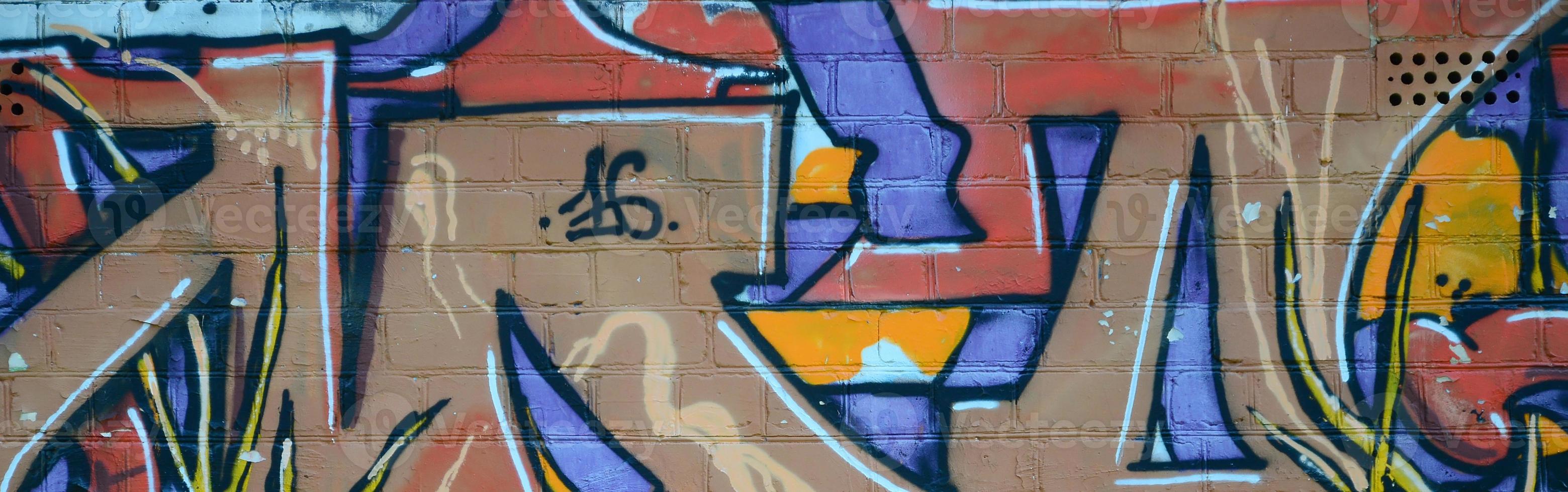 fragmento de dibujos de graffiti. la antigua muralla decorada con manchas de pintura al estilo de la cultura del arte callejero. textura de fondo coloreada en tonos cálidos foto