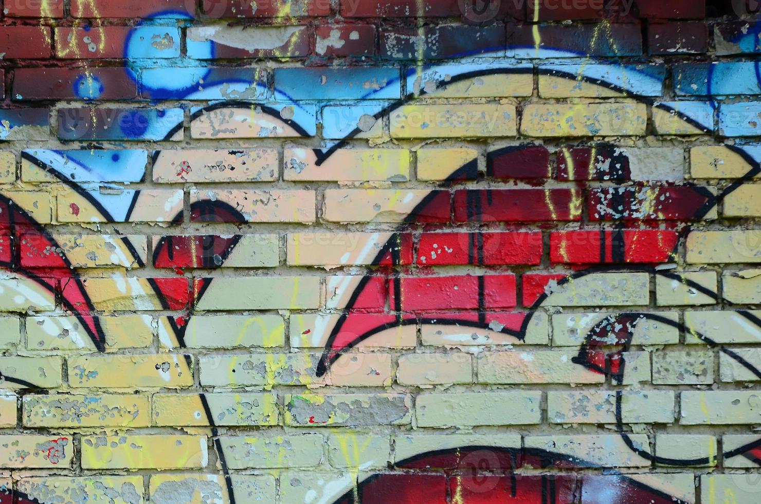 fragmento de dibujos de graffiti. la antigua muralla decorada con manchas de pintura al estilo de la cultura del arte callejero. textura de fondo coloreada en tonos cálidos foto