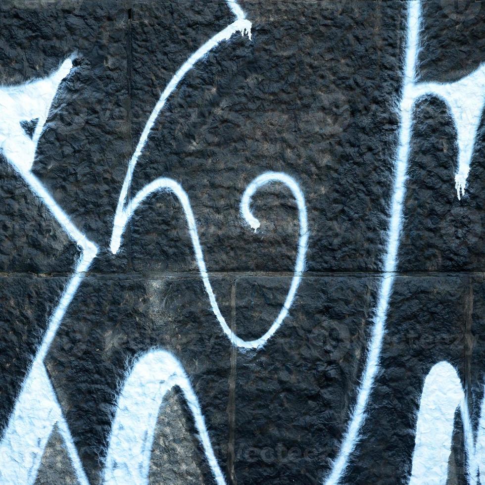 fragmento de dibujos de graffiti. la antigua muralla decorada con manchas de pintura al estilo de la cultura del arte callejero. textura de fondo de color foto