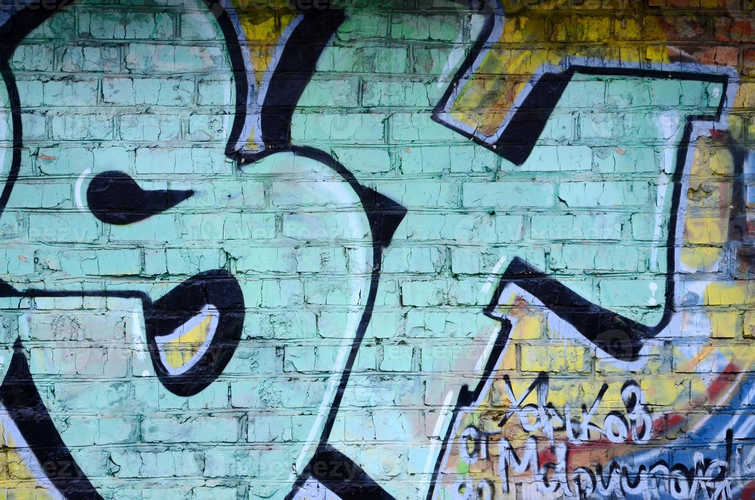 fragmento de dibujos de graffiti. la antigua muralla decorada con manchas de pintura al estilo de la cultura del arte callejero. textura de fondo de color foto