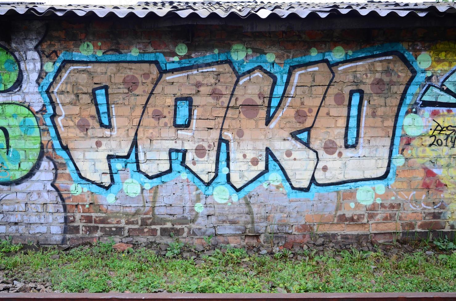 Obra de arte de graffiti completa y completa. la antigua muralla decorada con manchas de pintura al estilo de la cultura del arte callejero. textura de fondo de color foto