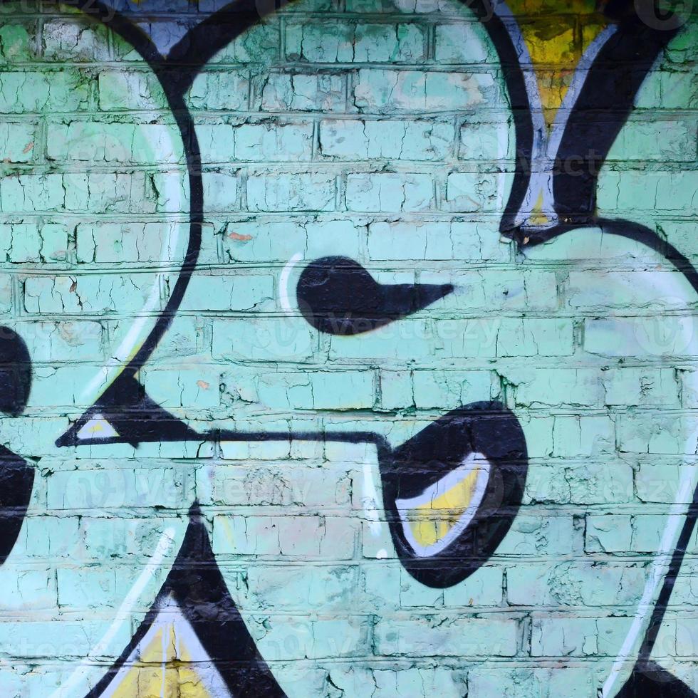 fragmento de dibujos de graffiti. la antigua muralla decorada con manchas de pintura al estilo de la cultura del arte callejero. textura de fondo de color foto