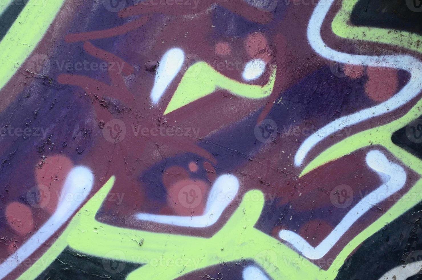 fragmento de dibujos de graffiti. la antigua muralla decorada con manchas de pintura al estilo de la cultura del arte callejero. textura de fondo de color foto