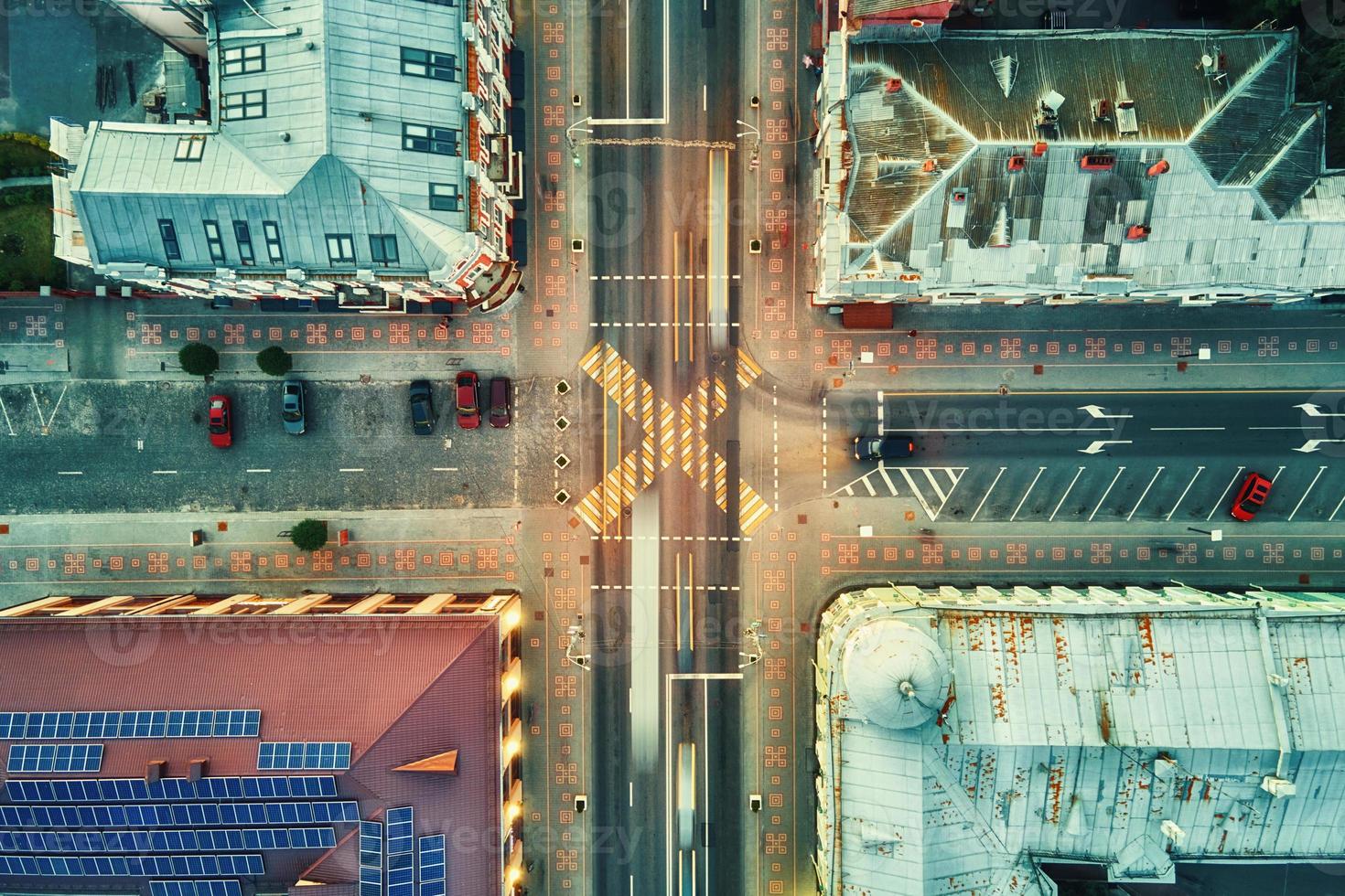 cruce en la ciudad con coches borrosos foto