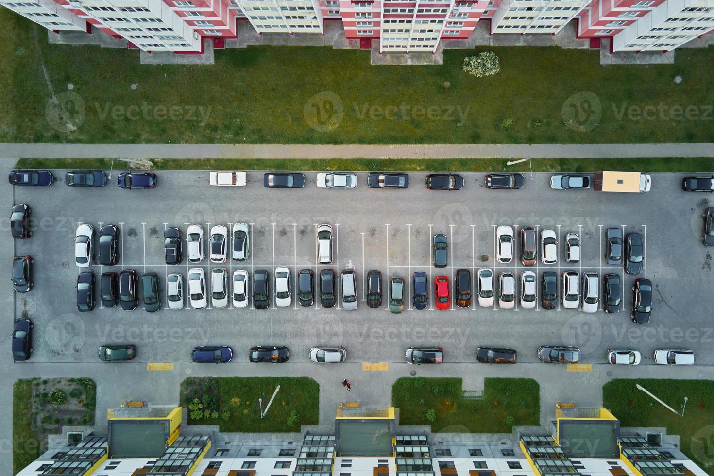 vista aérea del estacionamiento de automóviles cerca de la construcción de viviendas modernas foto