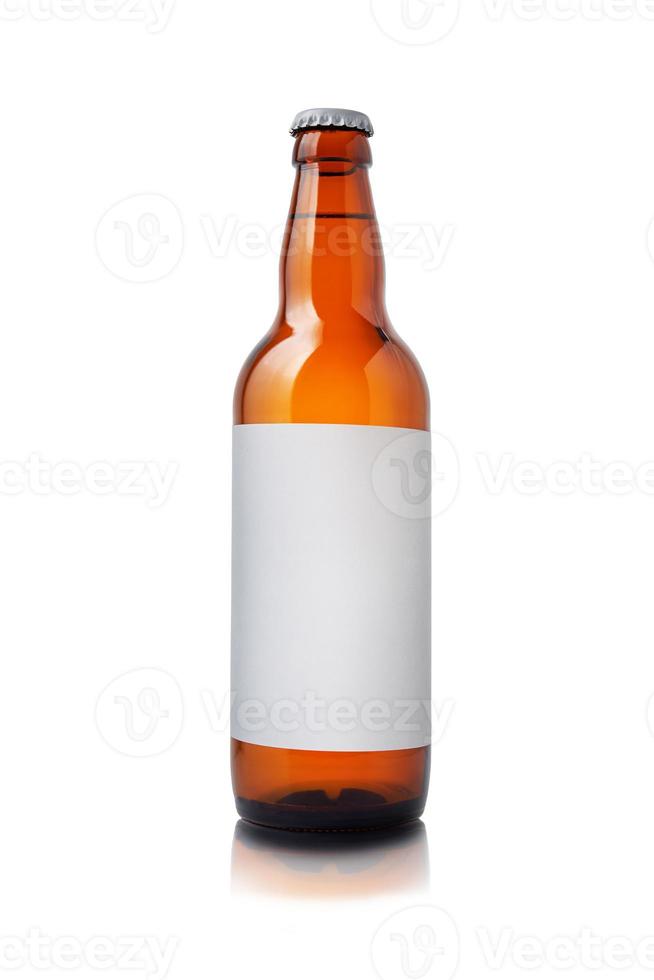 botella de cerveza aislado sobre fondo blanco foto