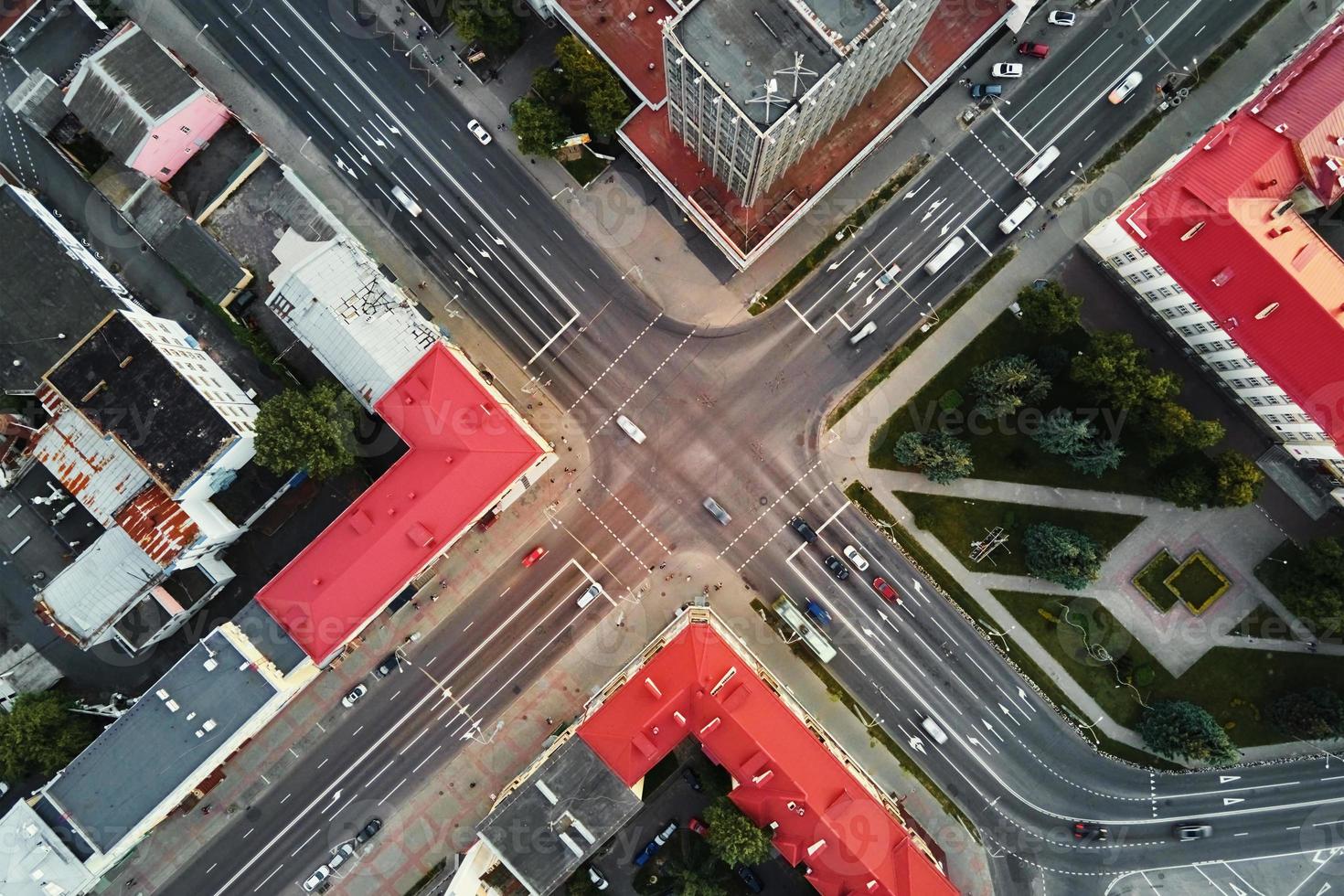 vista aérea del cruce de la ciudad con coches foto