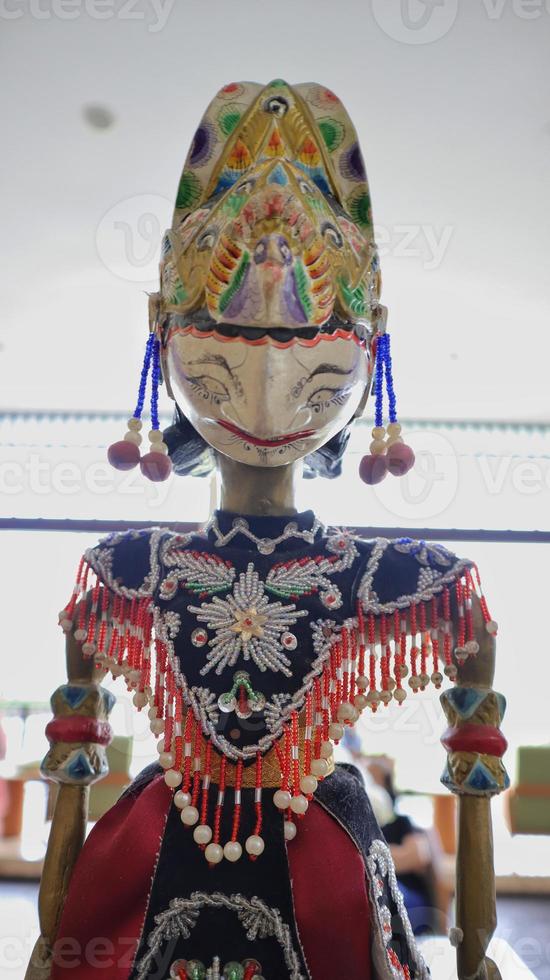 auténtico wayang golek indonesio, marioneta de varilla tallada en madera. foto