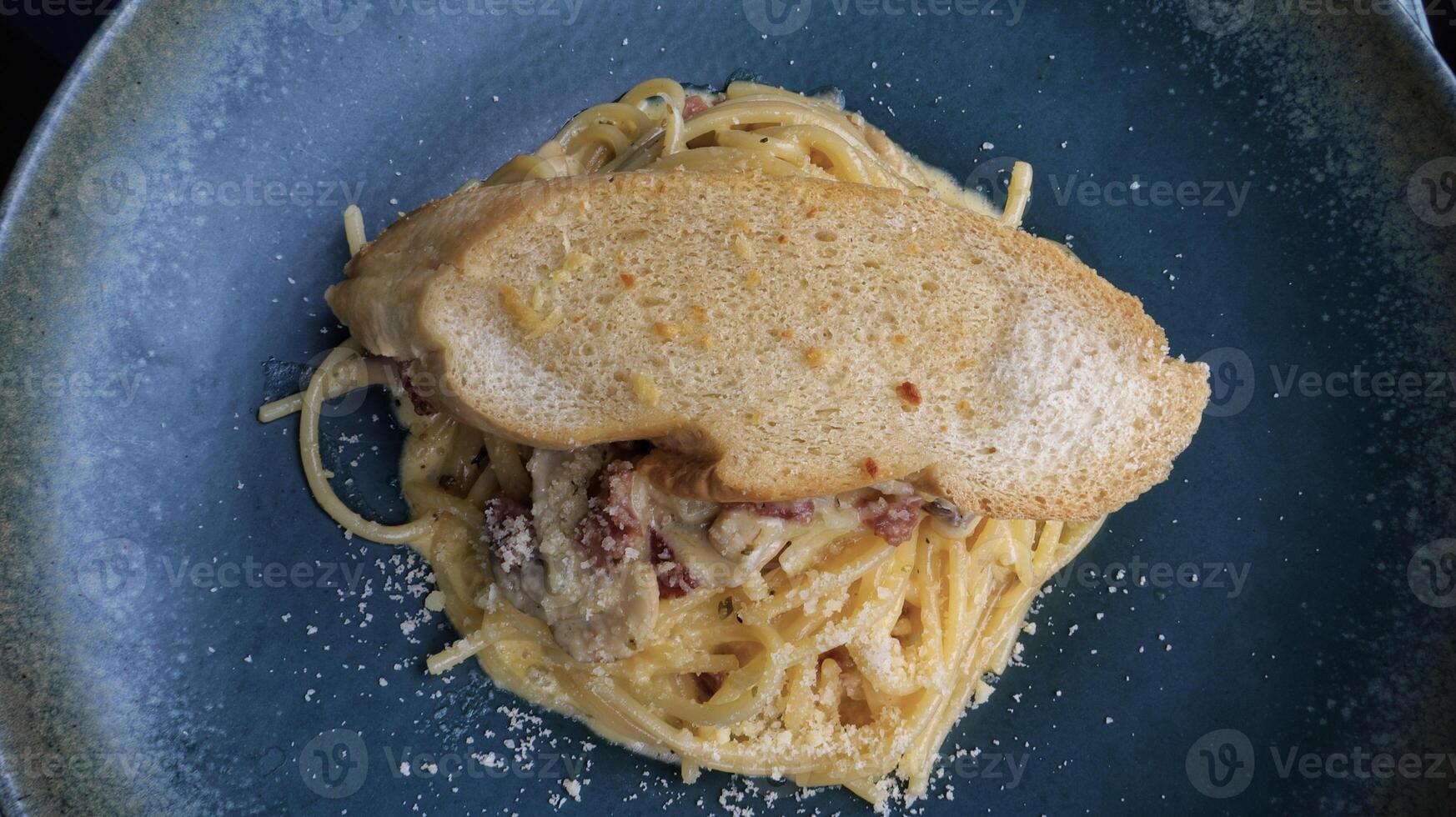 Spaghetti carbonara creamy beef bacon sauce, onion, garlic, sauted