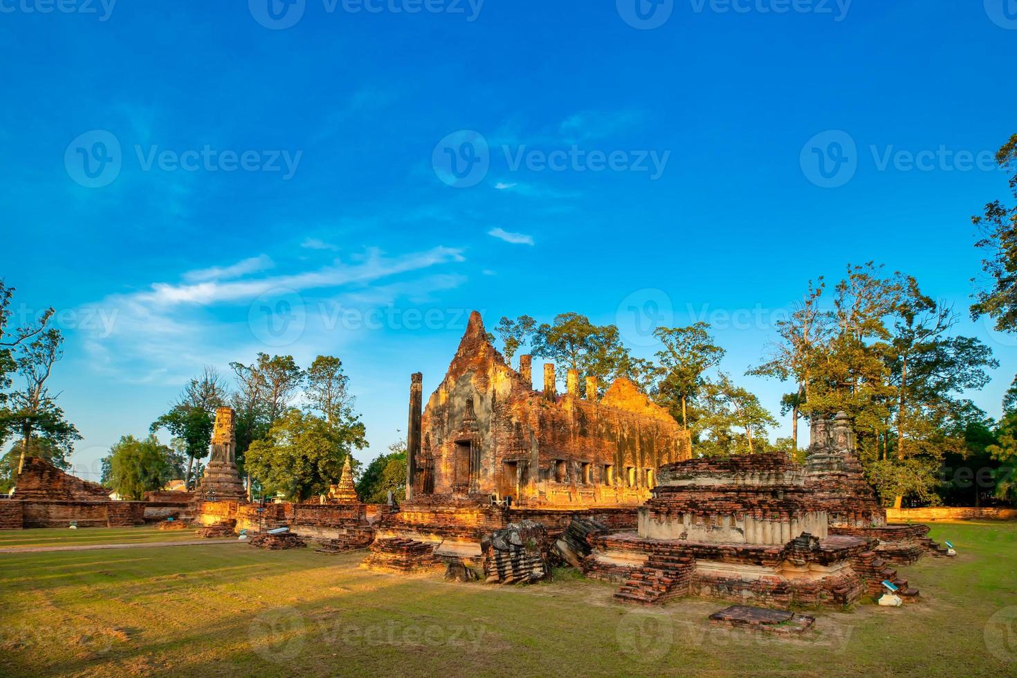 wat pho prathap chang dentro del templo, se encuentra luang pho to o luang pho yim, de más de 300 años de antigüedad, que los lugareños de la zona respetan mucho como la principal imagen de buda en el ubosot. foto