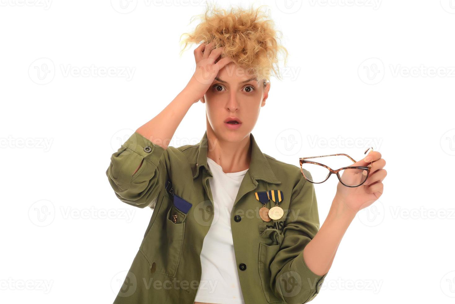 hermosa mujer rubia moderna con anteojos posando sobre un fondo blanco foto