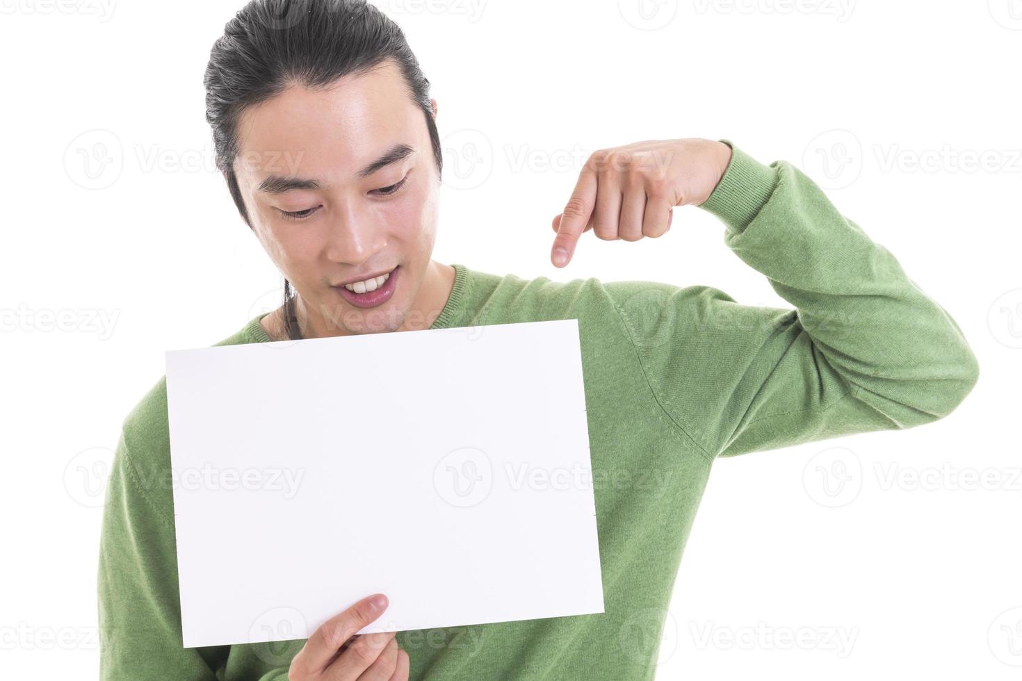 apuesto hombre asiático sosteniendo una pancarta vacía en blanco haciendo un buen signo con los dedos, sonriendo amigable foto