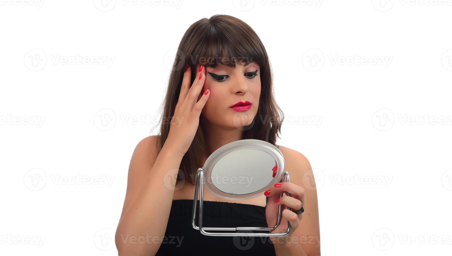 retrato de una atractiva y delicada chica alegre femenina que toca una piel suave y sedosa foto