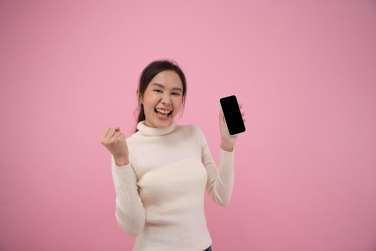 cara de sorpresa, cara de guau. mujer emocionada por el éxito en el teléfono inteligente. la pantalla en el teléfono móvil muestra resultados exitosos, recompensas, bonificaciones, promociones, ganador, ganador, compras con descuento foto