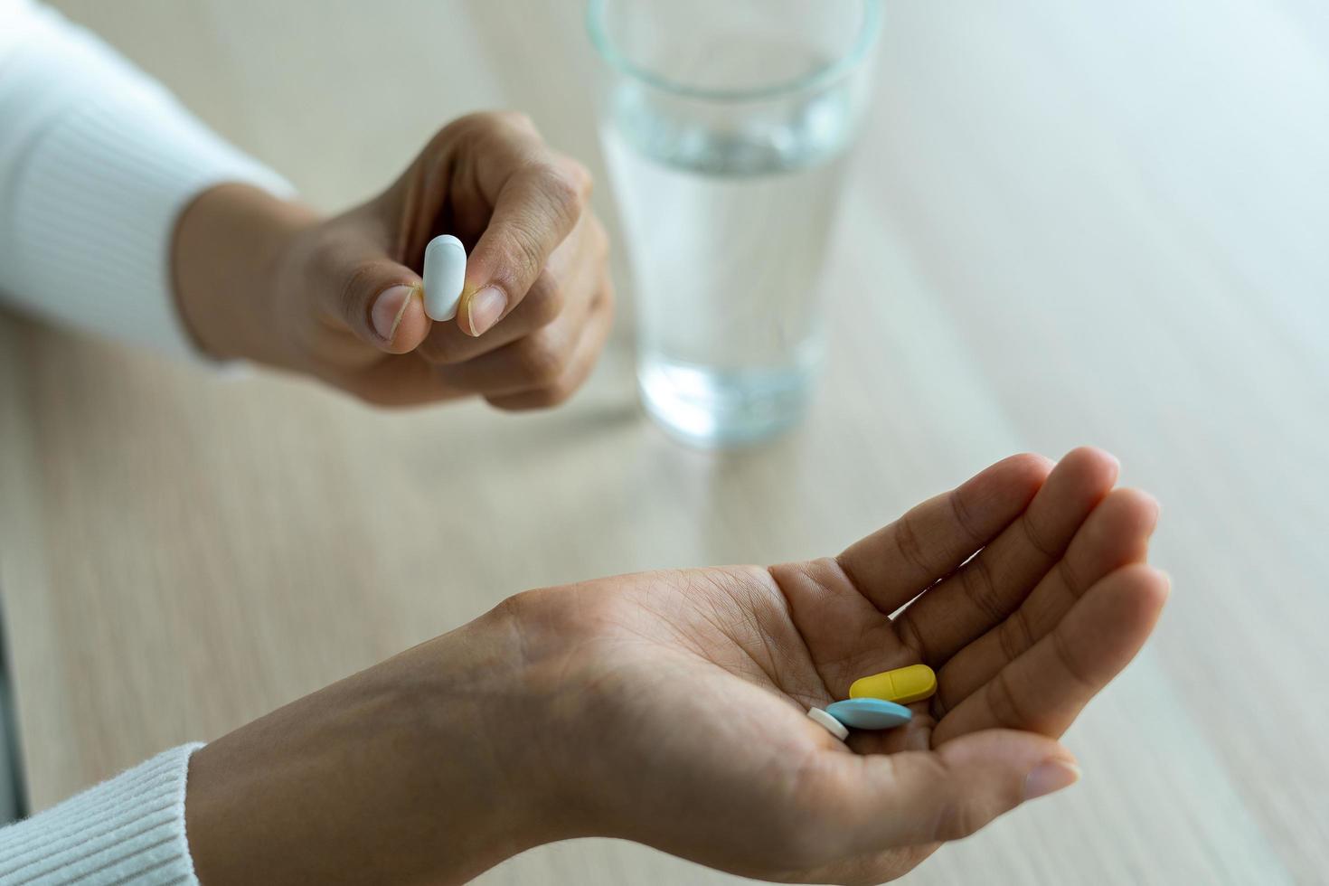 el paciente sostiene el medicamento en la mano. medicinas para tratar enfermedades o tomar suplementos vitamínicos para personas desnutridas. foto