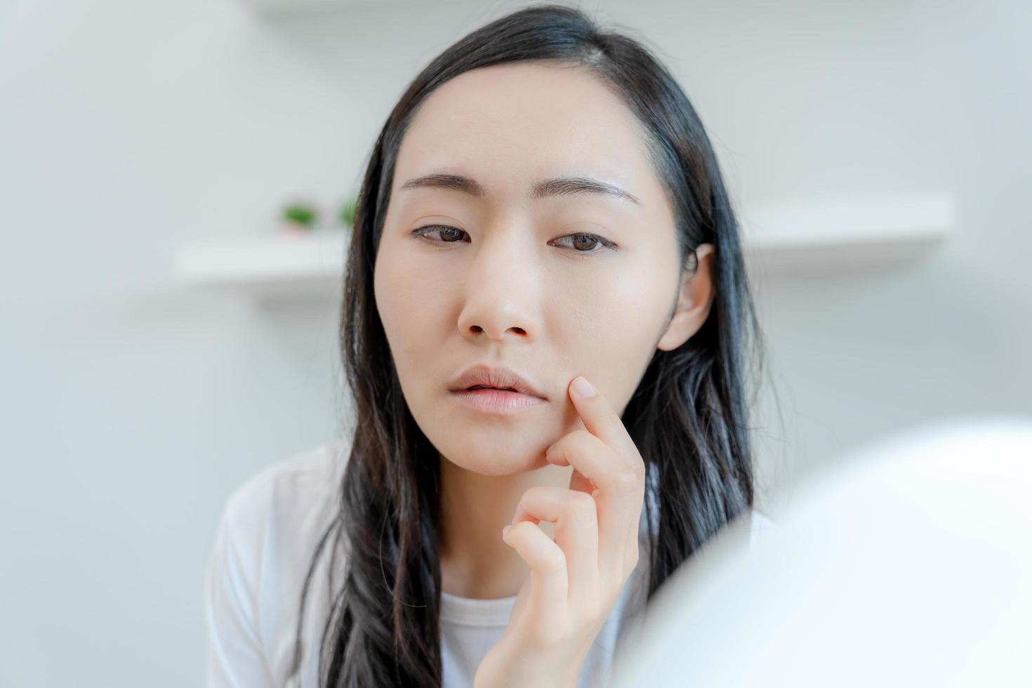 mujer preocupada por la dermatología facial, dermatitis rosácea, esteroides alérgicos, piel sensible, cara roja por quemaduras solares, acné, piel seca, poros dilatados, erupción facial, opaca, pecas, arrugas, problemas de piel, belleza foto