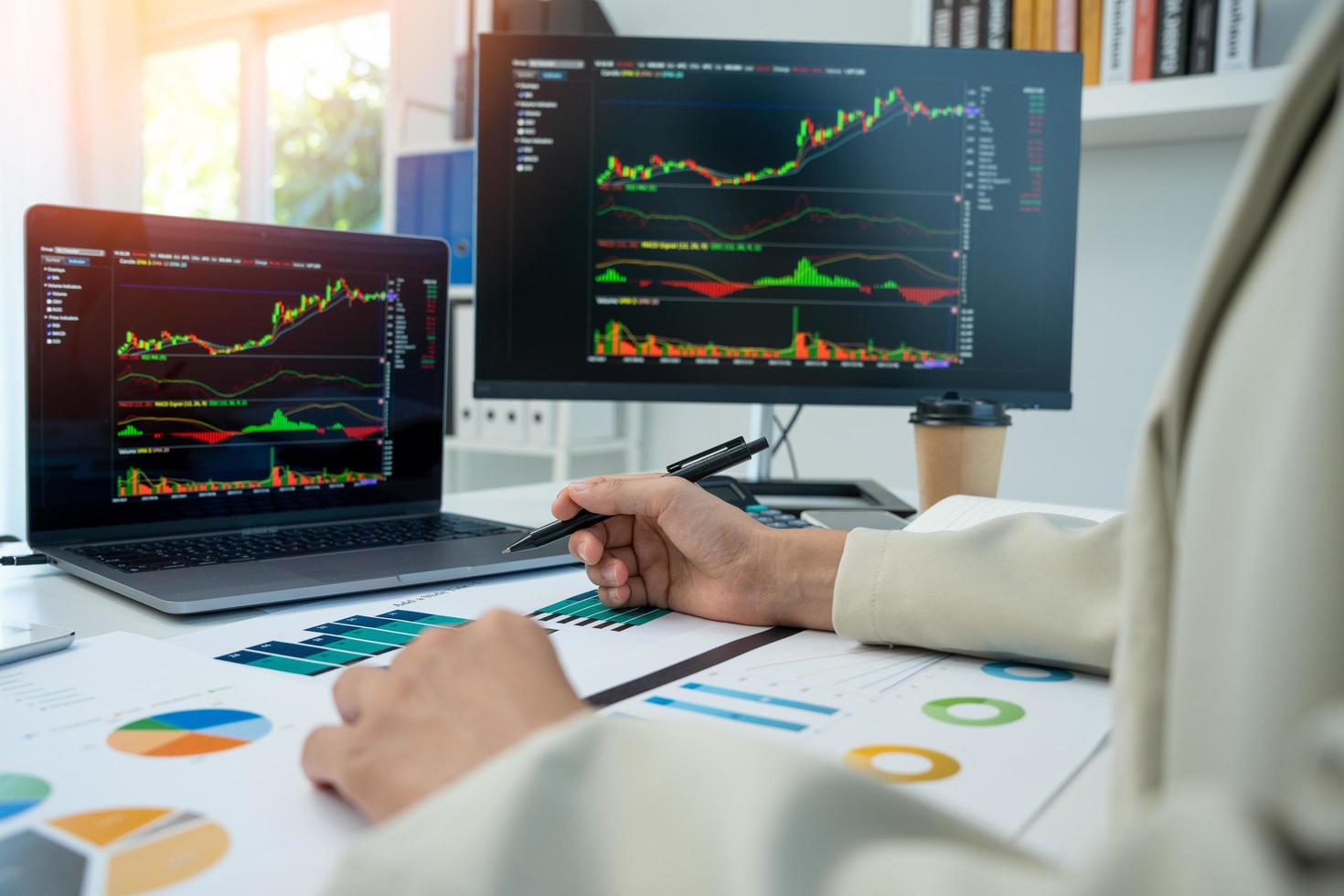 mujeres de negocios mirando gráficos, hojas de cálculo, desarrollo financiero gráfico, cuentas bancarias, estadísticas, economía, análisis de datos, análisis de inversiones, bolsa de valores, tasas de interés, ingresos foto