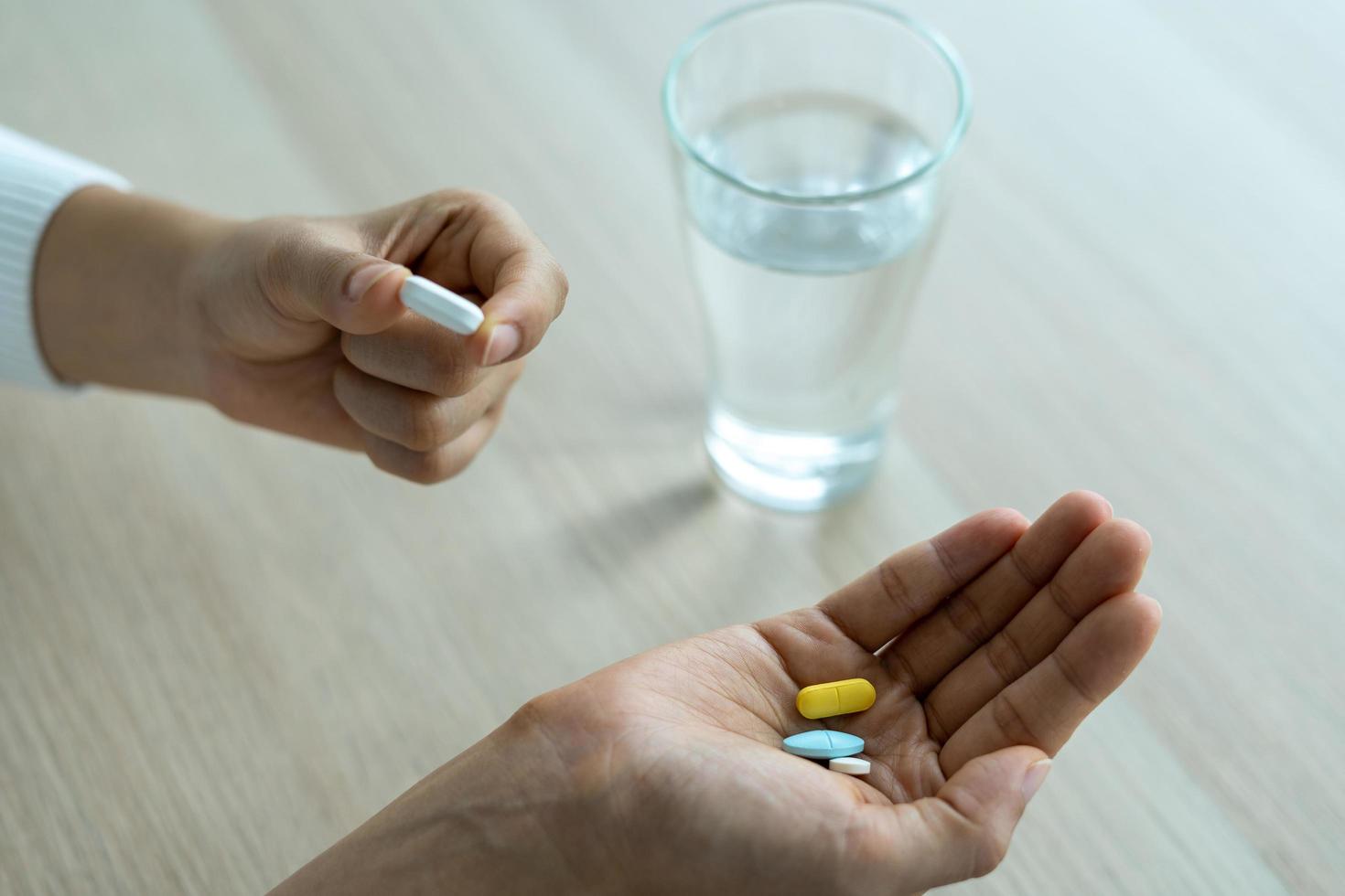 el paciente sostiene el medicamento en la mano. medicinas para tratar enfermedades o tomar suplementos vitamínicos para personas desnutridas. foto