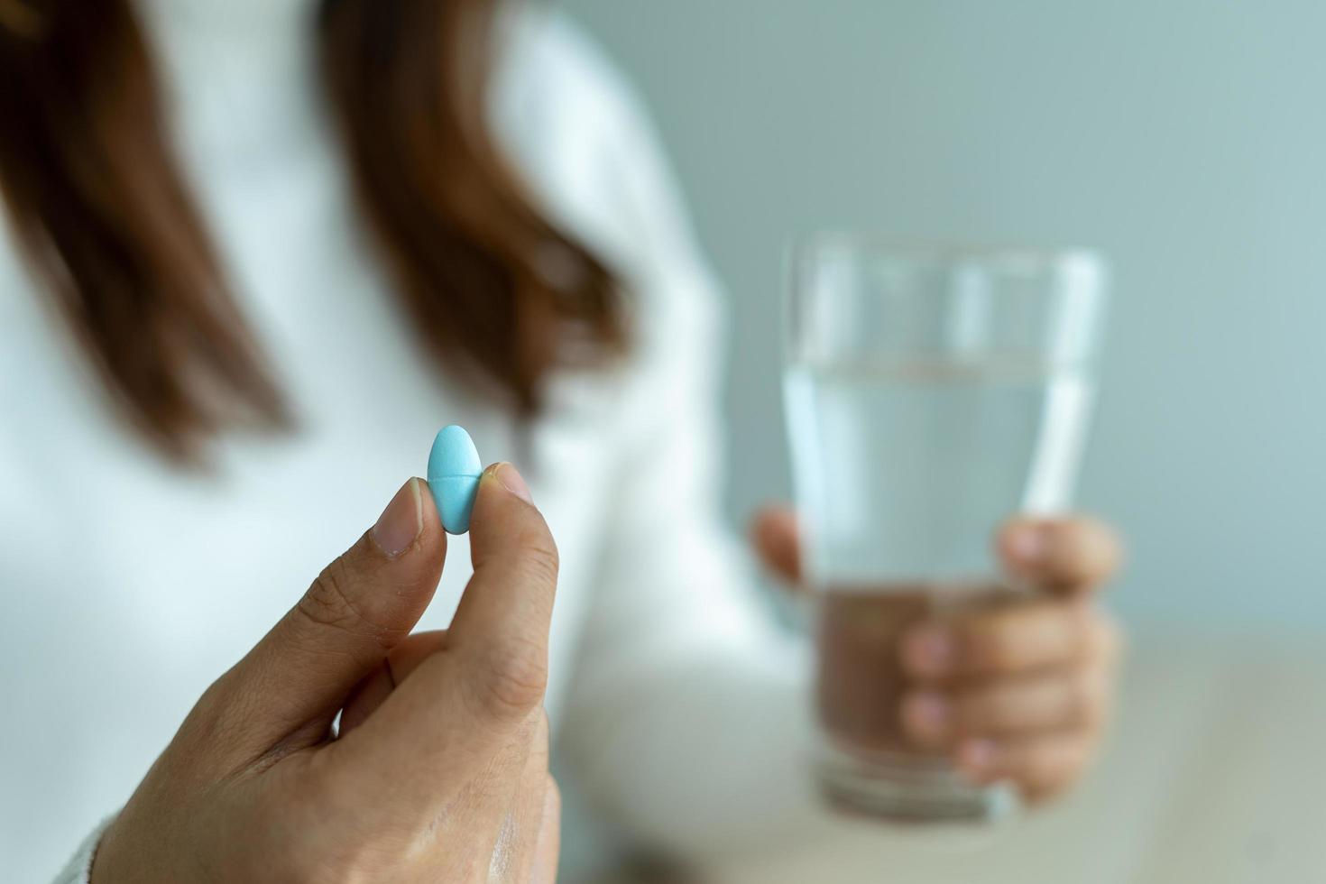 el paciente sostiene el medicamento en la mano. medicinas para tratar enfermedades o tomar suplementos vitamínicos para personas desnutridas. foto