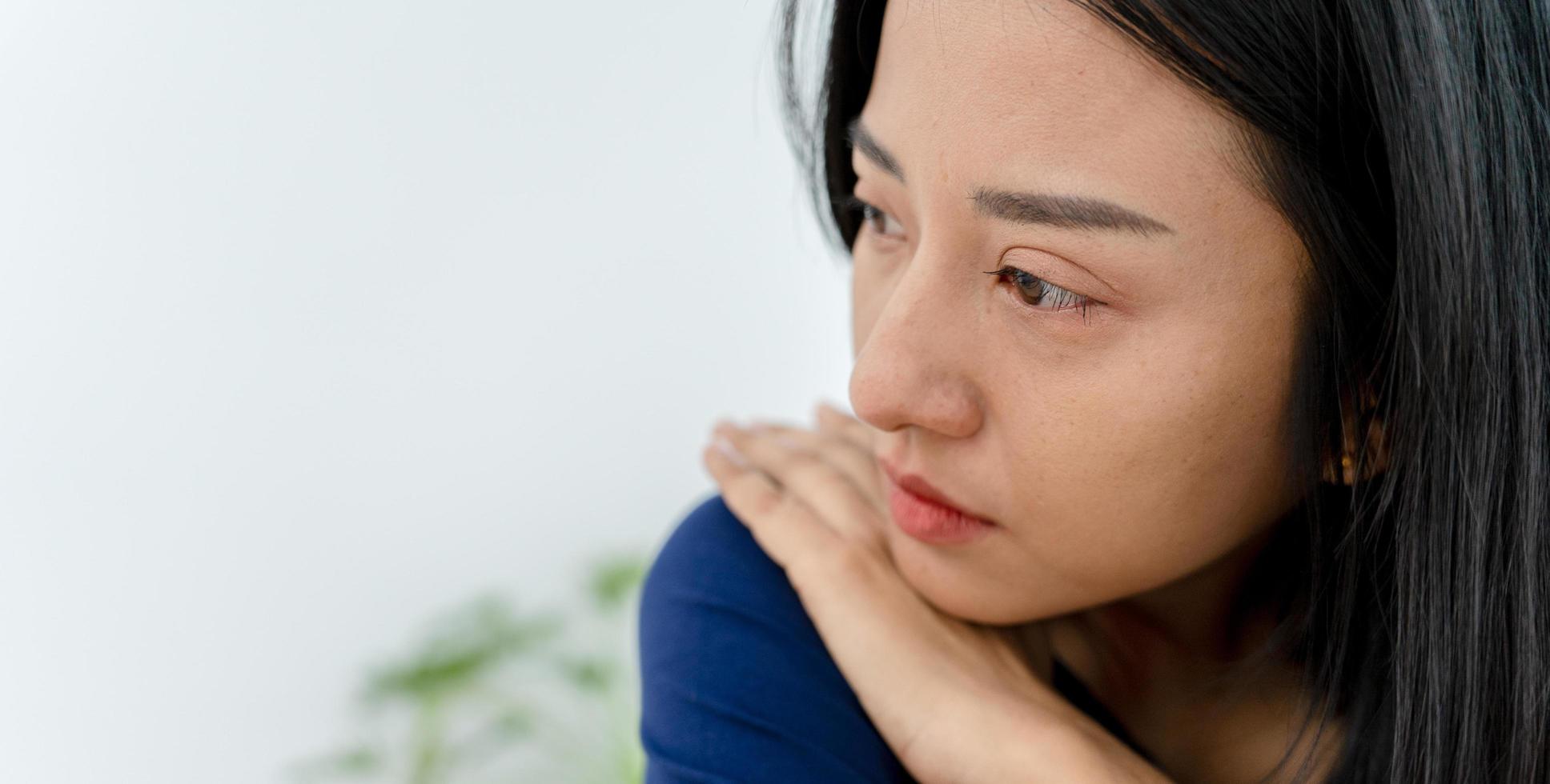 depresión y enfermedad mental. hermosa mujer asiática decepcionada y triste después de recibir malas noticias. chica estresada confundida con problemas infelices en la vida, discutiendo con su novio. foto