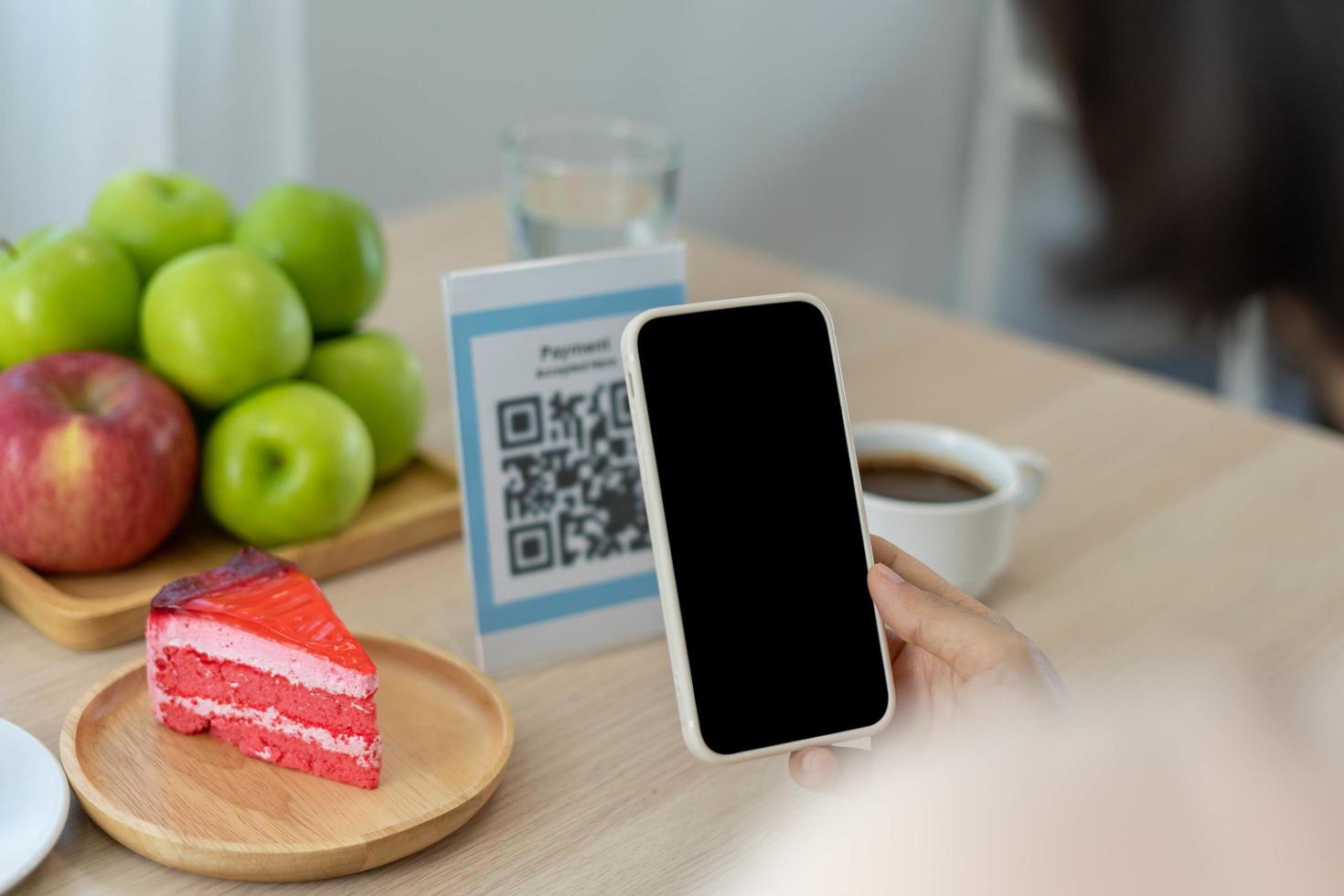 la mujer usa un teléfono inteligente para escanear el código qr para pagar en un café restaurante con un pago digital sin efectivo. elige menú y ordena acumula descuento. billetera electrónica, tecnología, pago en línea, tarjeta de crédito, aplicación bancaria foto