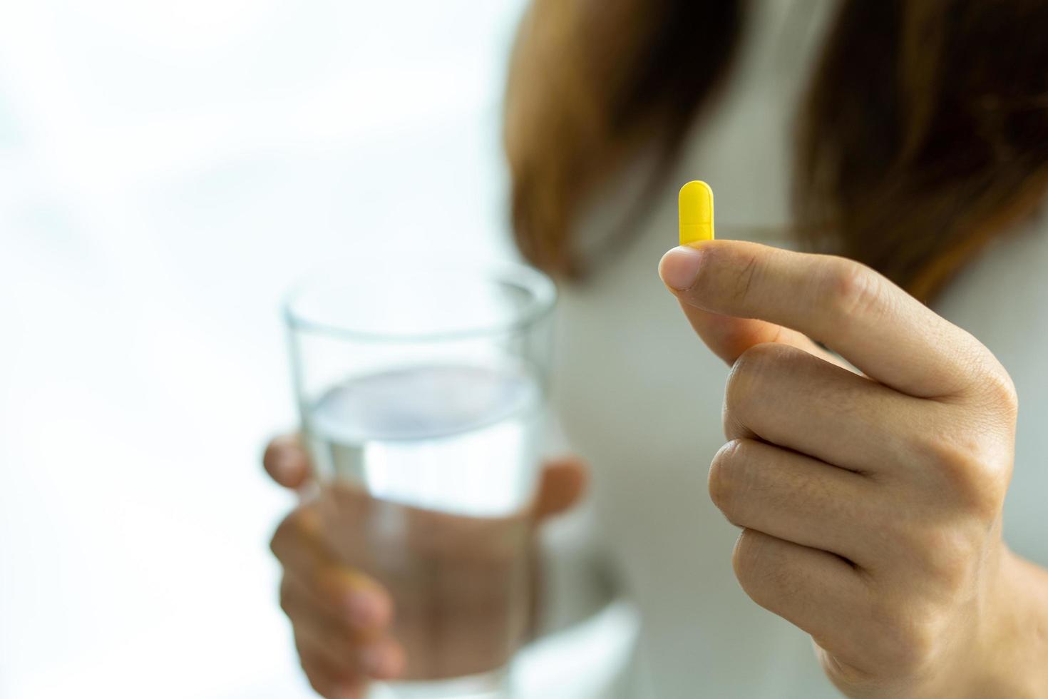 el paciente sostiene el medicamento en la mano. medicinas para tratar enfermedades o tomar suplementos vitamínicos para personas desnutridas. foto