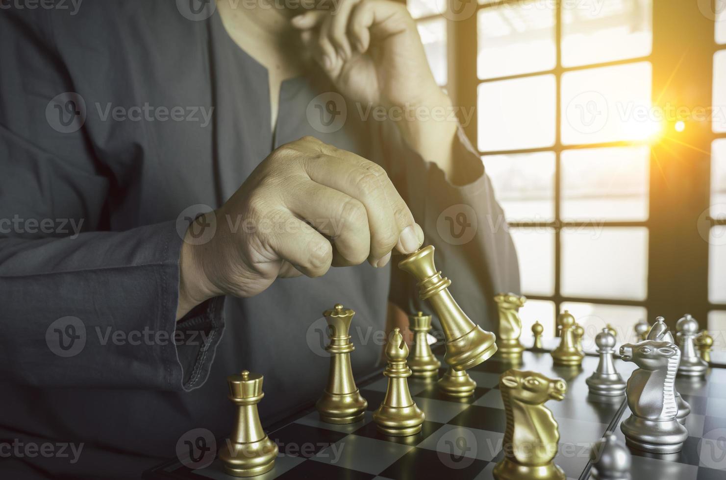 hombre de negocios concentrado desarrollando gambito de ajedrez, estrategia, jugando juegos de mesa para ganar concentración inteligente y pensando mientras juega al ajedrez. concepto de aprendizaje, táctica y análisis. foto