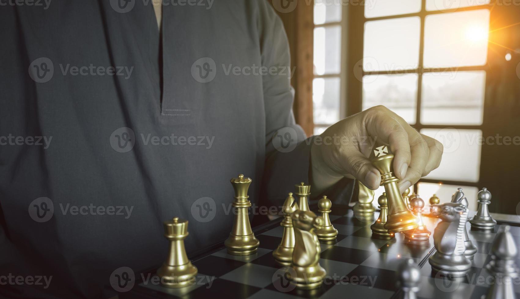 hombre de negocios concentrado desarrollando gambito de ajedrez, estrategia, jugando juegos de mesa para ganar concentración inteligente y pensando mientras juega al ajedrez. concepto de aprendizaje, táctica y análisis. foto