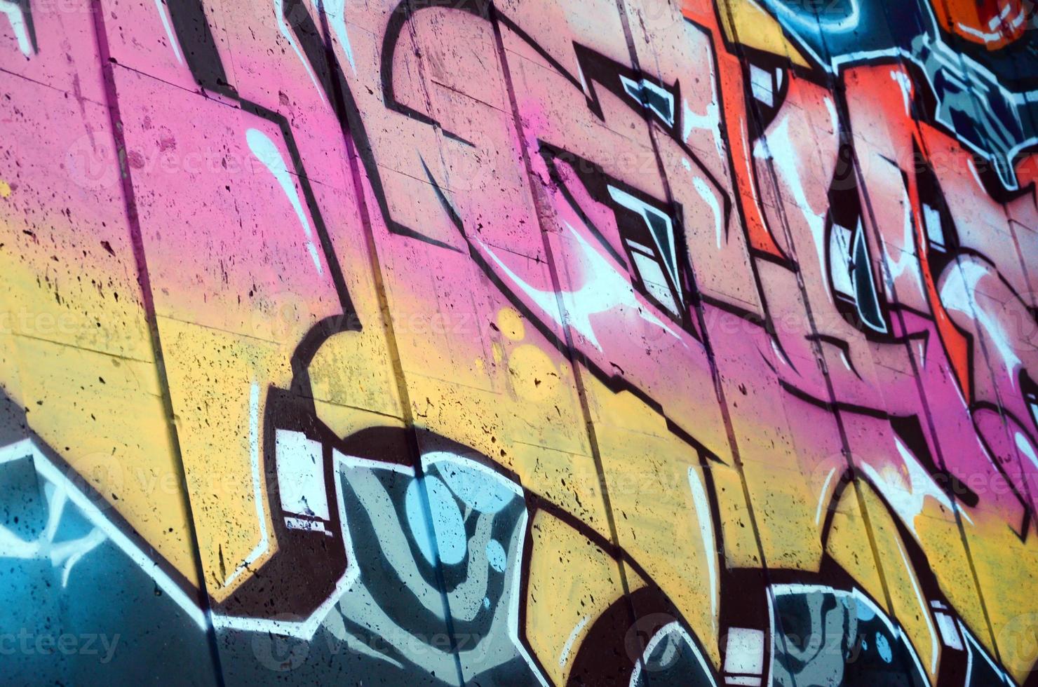 un fragmento de grafiti detallado de un dibujo realizado con pinturas en aerosol sobre una pared de baldosas de hormigón. imagen de fondo del arte callejero en tonos beige y rosa foto