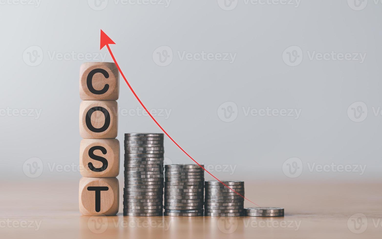 bloques de madera y montones de monedas, concepto de inflación constantemente más alto, crisis financiera que afecta a personas de todo el mundo, problemas monetarios que afectan los costos y precios de los productos foto