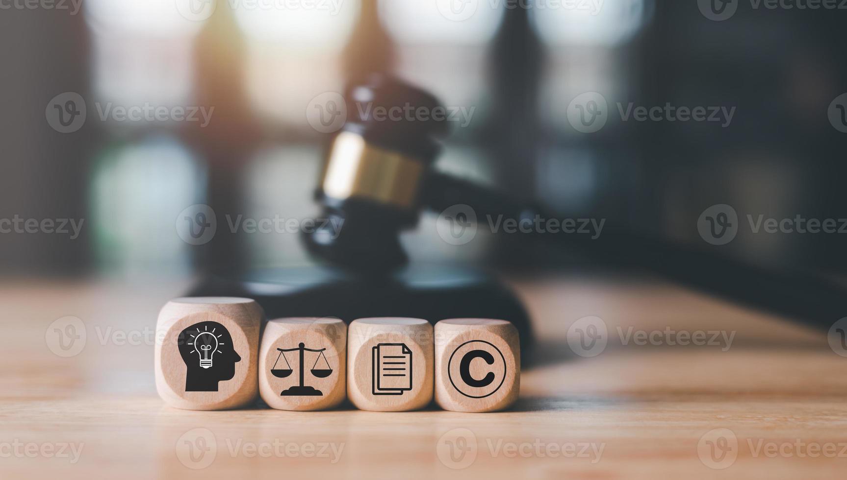 bloques de madera y mazo de juez de madera sobre la mesa, concepto de derechos de autor o propiedad intelectual protección de patentes de infracción de derechos de autor declaración de propiedad innovaciones legítimas foto