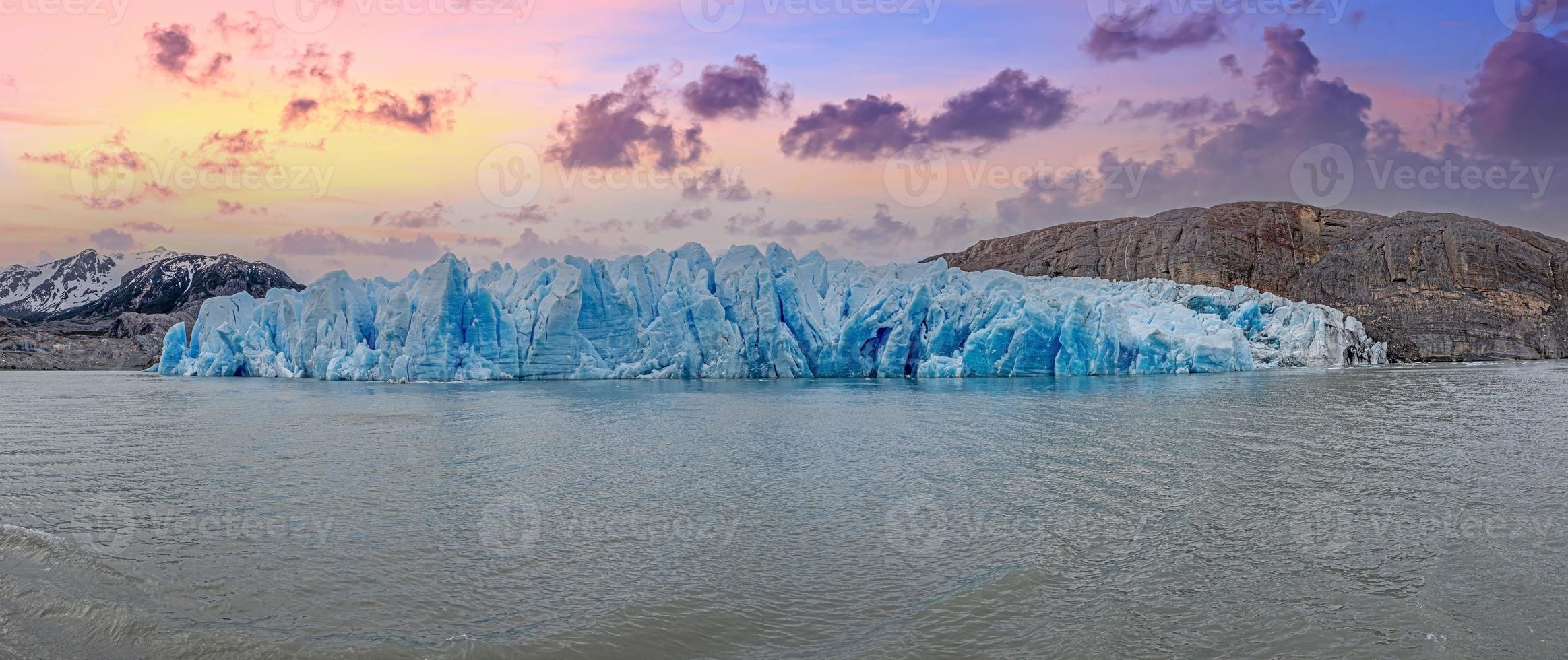 vista panorámica sobre el lago grey y el borde del glaciar grey en el parque nacional torres del paine en la patagonia foto