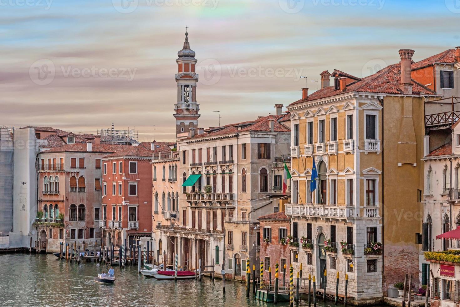 vista sobre canale grande en venecia durante la puesta de sol foto