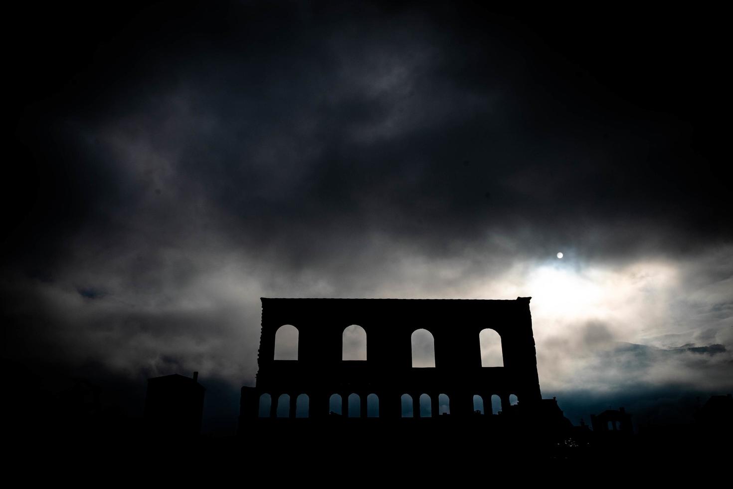 los restos del hermoso teatro romano de aosta, durante un día de invierno en diciembre de 2022 foto